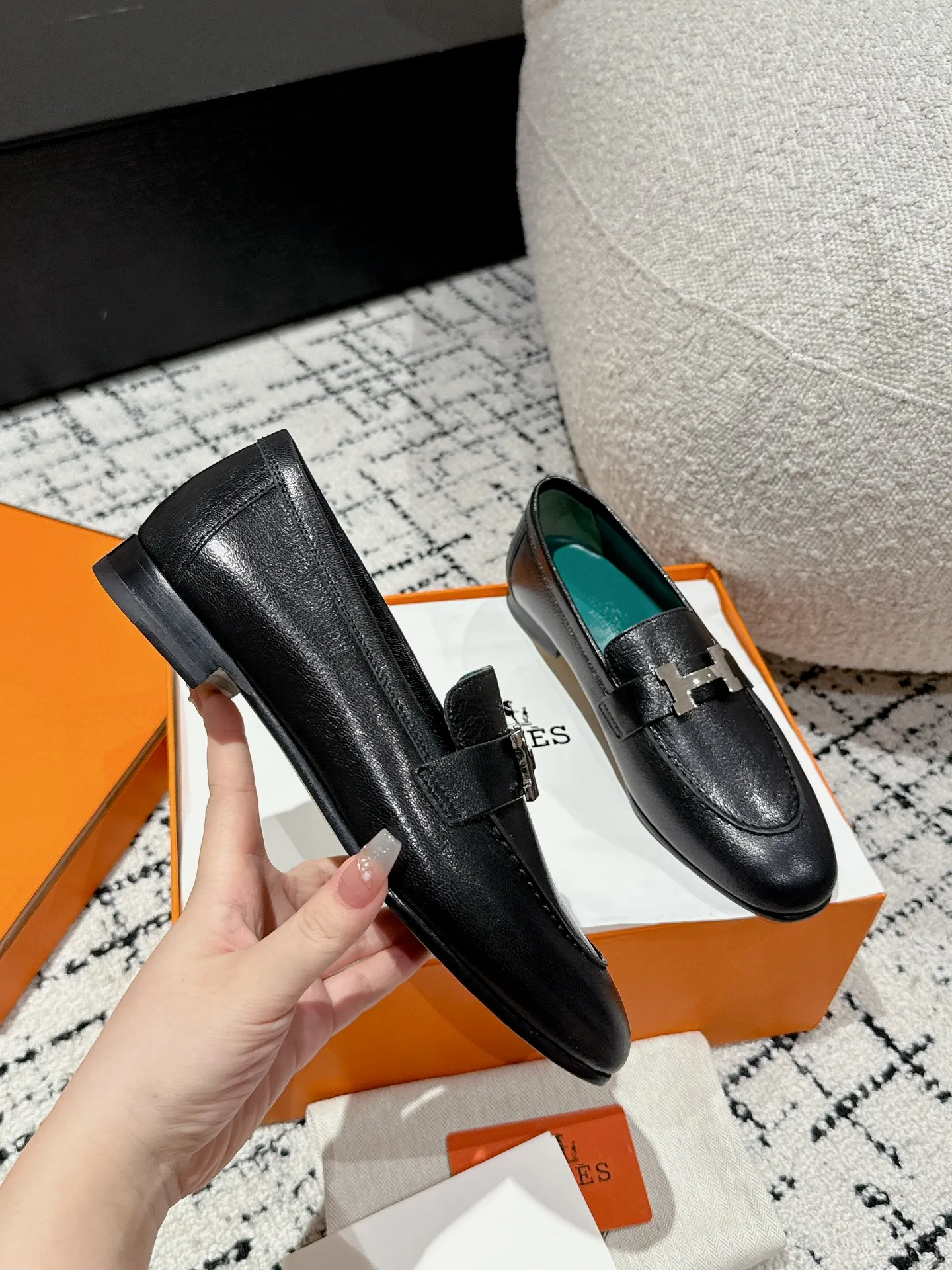 👟👟Ex-factory price 720👟👟 (top version) Hermes/25ss classic model is undoubtedly the leader in luxury goods. Every single product is very popular‼ ️Although the styles are few, they are more refined and more classic. They never go out of style. They are a brand that maintains and appreciates value. It is rare to have such a reputation in consumer goods sincerely! This pair of shoes is a classic style of this brand. It is decorated with metal buckles exclusive to Hermès. It is a classic that has become more and more beautiful over the course of history. We will bring out some goods from the channel in small quantities! The leather feels very, very soft and feels like baby skin! Feel the luxury! Supplies are huge! ✔️Material: imported sheepskin upper ✔️Inner lining/foot pads: imported sheepskin ✔️Outsole: genuine leather ➕tpu bottom ⚠️ ✔️Size: 35/36/37/38/39 (40/41/42 can be ordered)